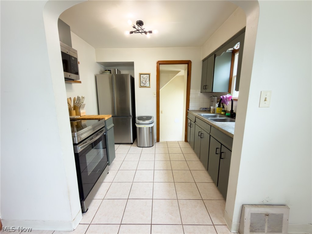 13606 Wainstead Avenue Cleveland OH 44111