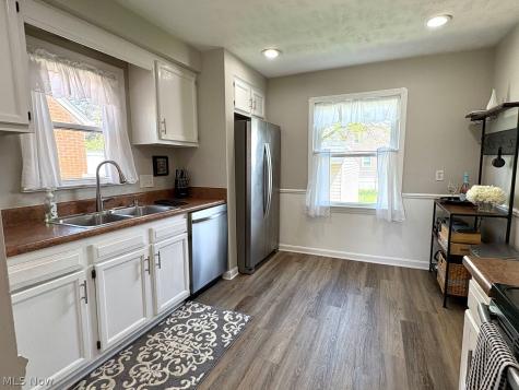 8016 Pelham Drive Parma OH 44129