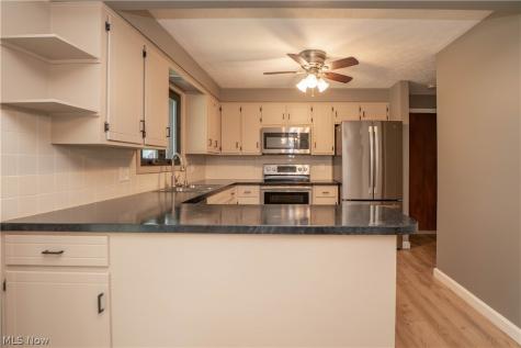 5251 Tanglewood Drive NE Louisville OH 44641