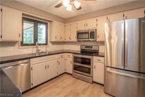 5251 Tanglewood Drive NE Louisville OH 44641