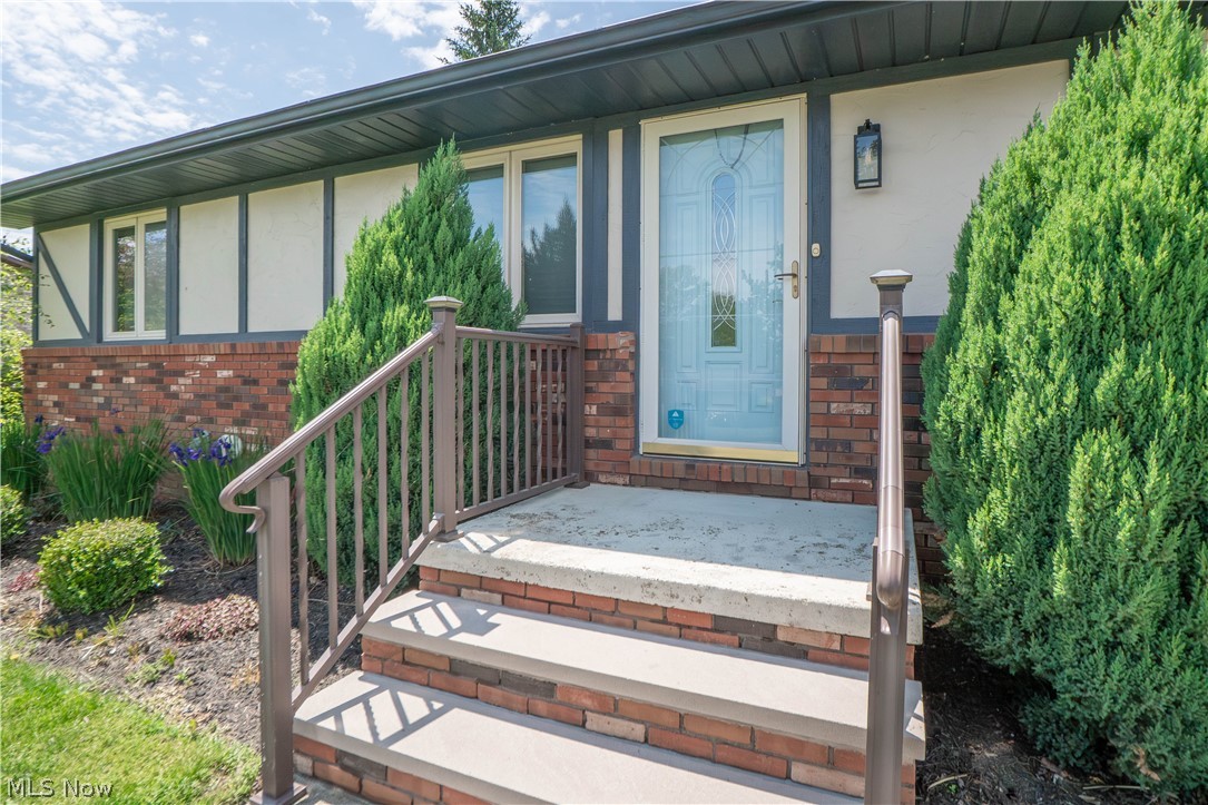 5251 Tanglewood Drive NE Louisville OH 44641