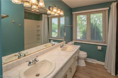 5251 Tanglewood Drive NE Louisville OH 44641