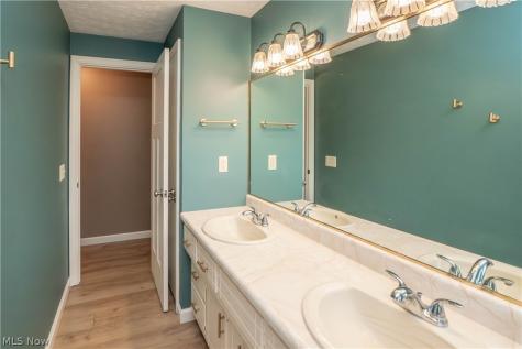 5251 Tanglewood Drive NE Louisville OH 44641