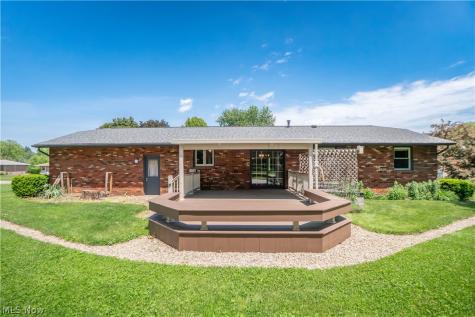 5251 Tanglewood Drive NE Louisville OH 44641