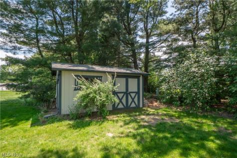 5251 Tanglewood Drive NE Louisville OH 44641