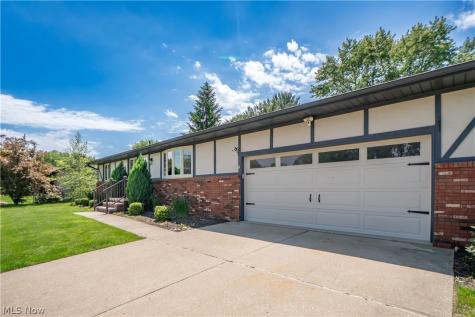5251 Tanglewood Drive NE Louisville OH 44641