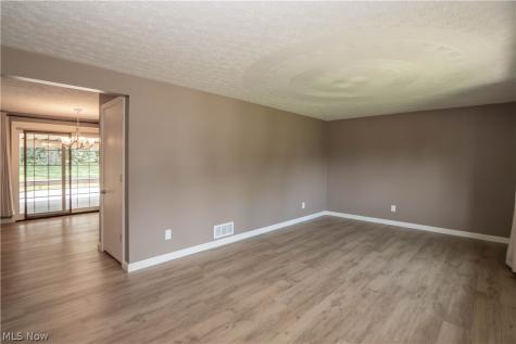 5251 Tanglewood Drive NE Louisville OH 44641