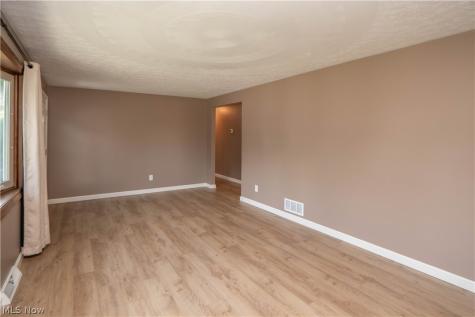 5251 Tanglewood Drive NE Louisville OH 44641