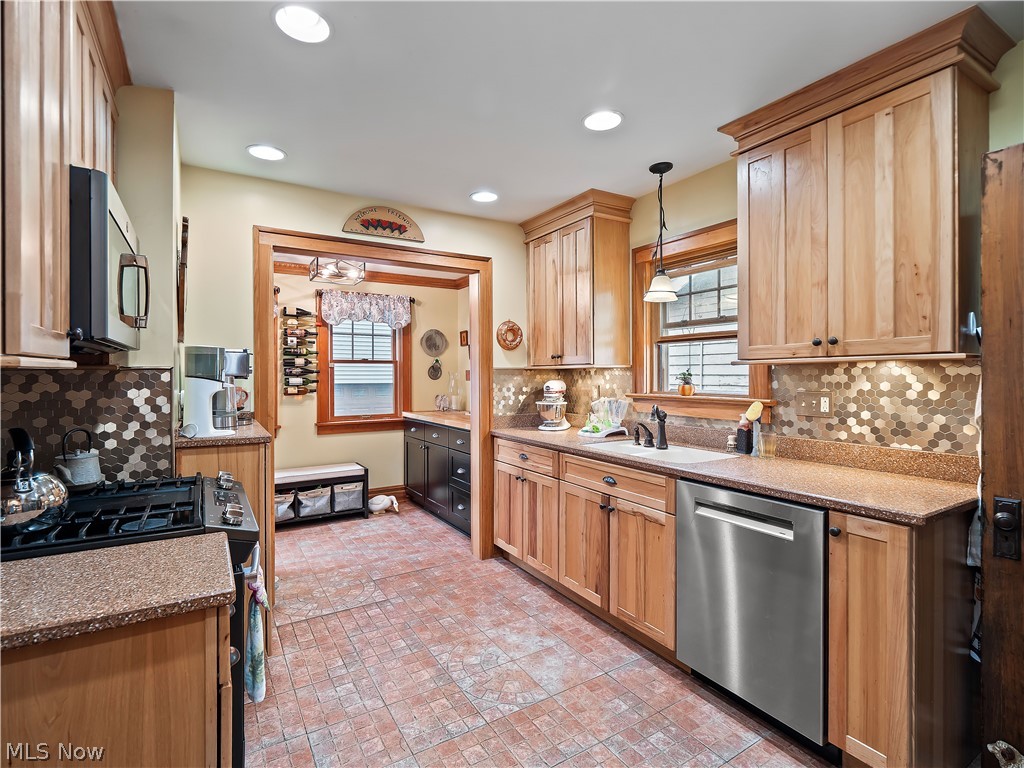 16610 Ernest Avenue Cleveland OH 44111