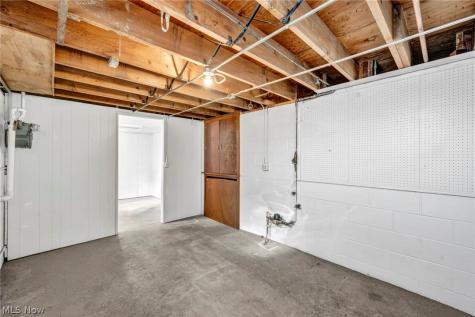 25641 Glenbrook Boulevard Euclid OH 44117