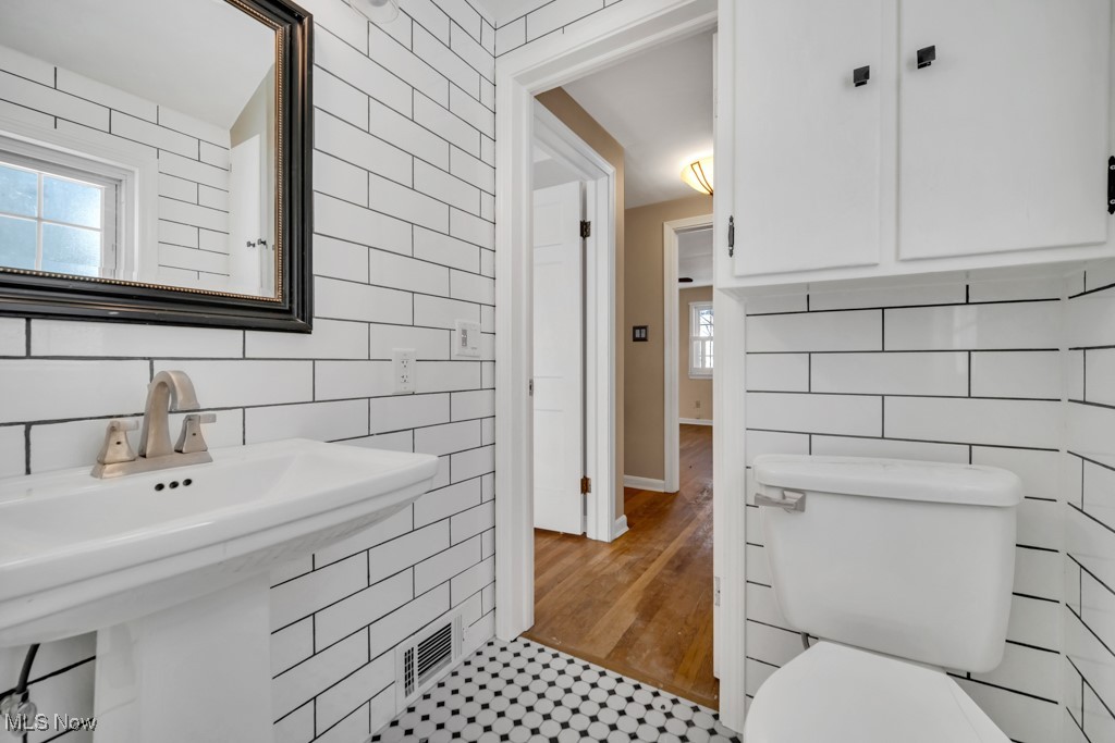 323 Harcourt Drive Akron OH 44313