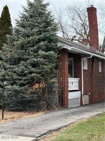 422 E 147th Cleveland OH 44110