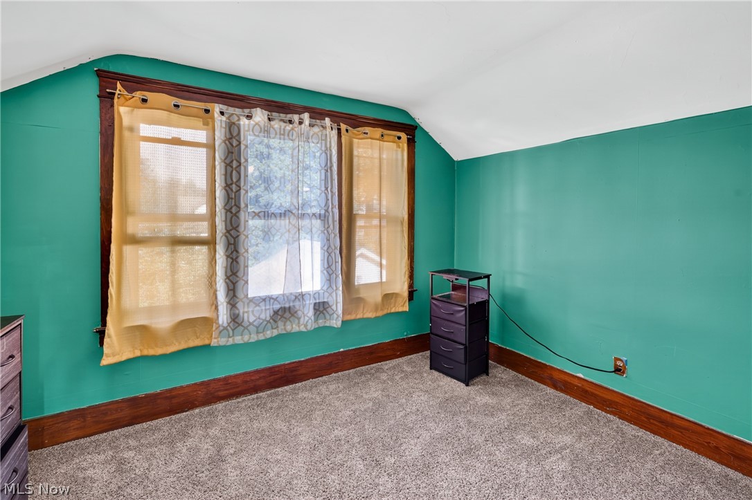 568 Oak Knoll Avenue SE Warren OH 44483