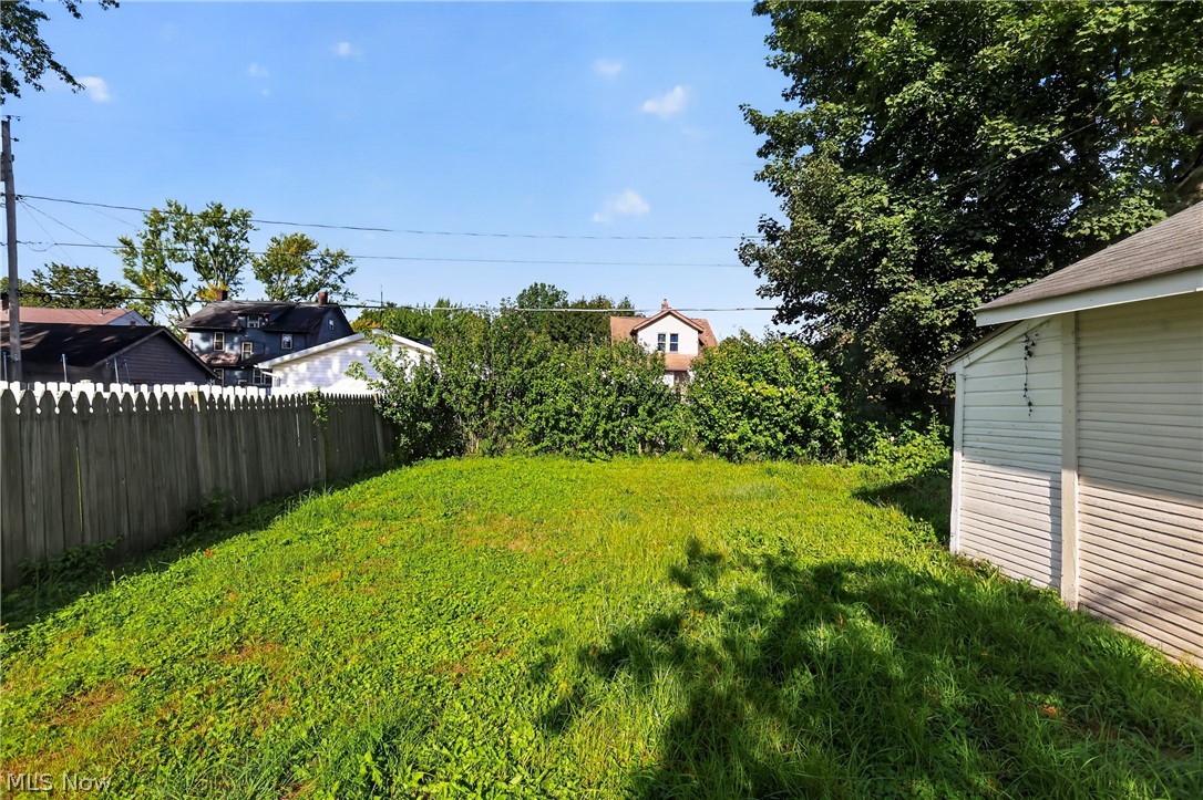 568 Oak Knoll Avenue SE Warren OH 44483