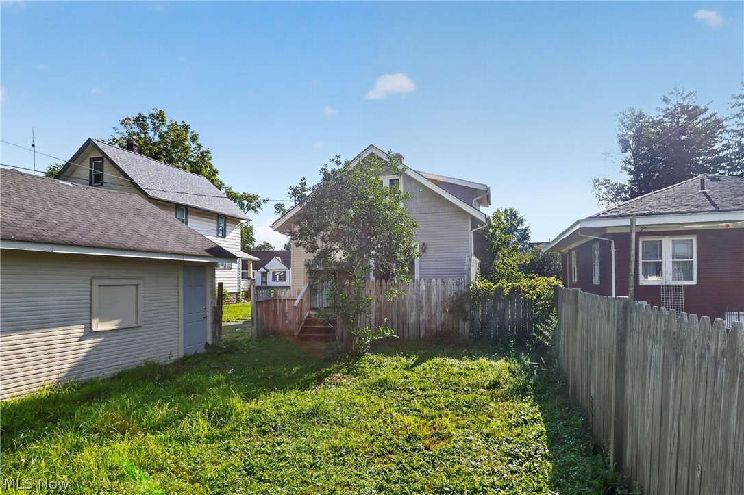 568 Oak Knoll Avenue SE Warren OH 44483