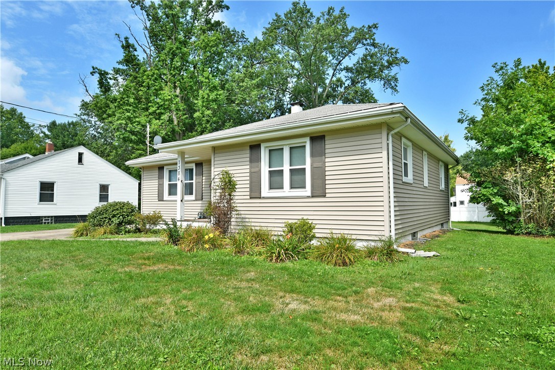 1384 Meadowbrook Avenue SE Warren OH 44484