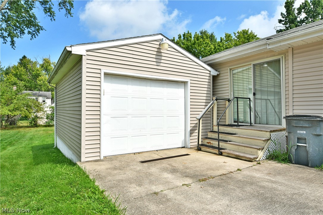1384 Meadowbrook Avenue SE Warren OH 44484