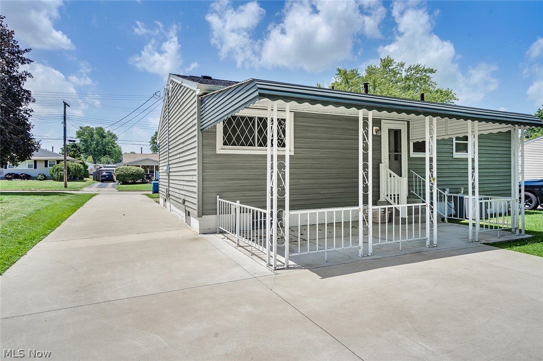 751 Dresden Drive Hubbard OH 44425
