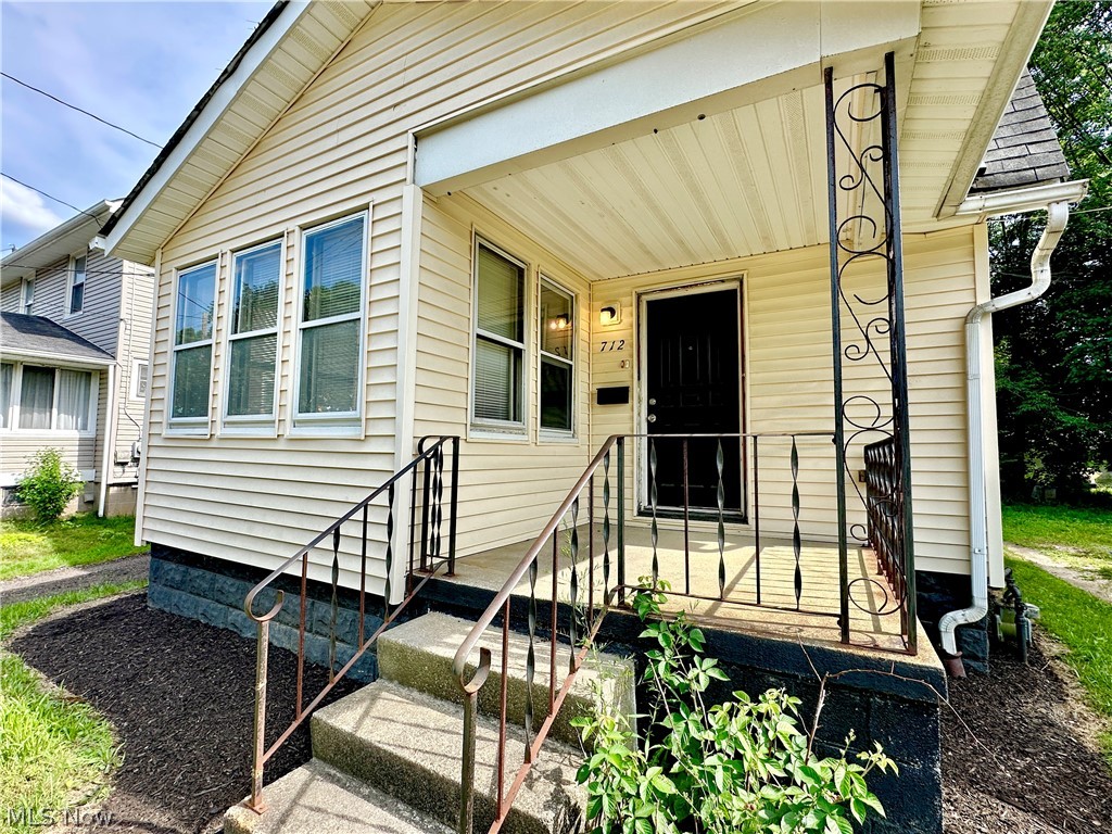 712 Lovers Lane Akron OH 44306