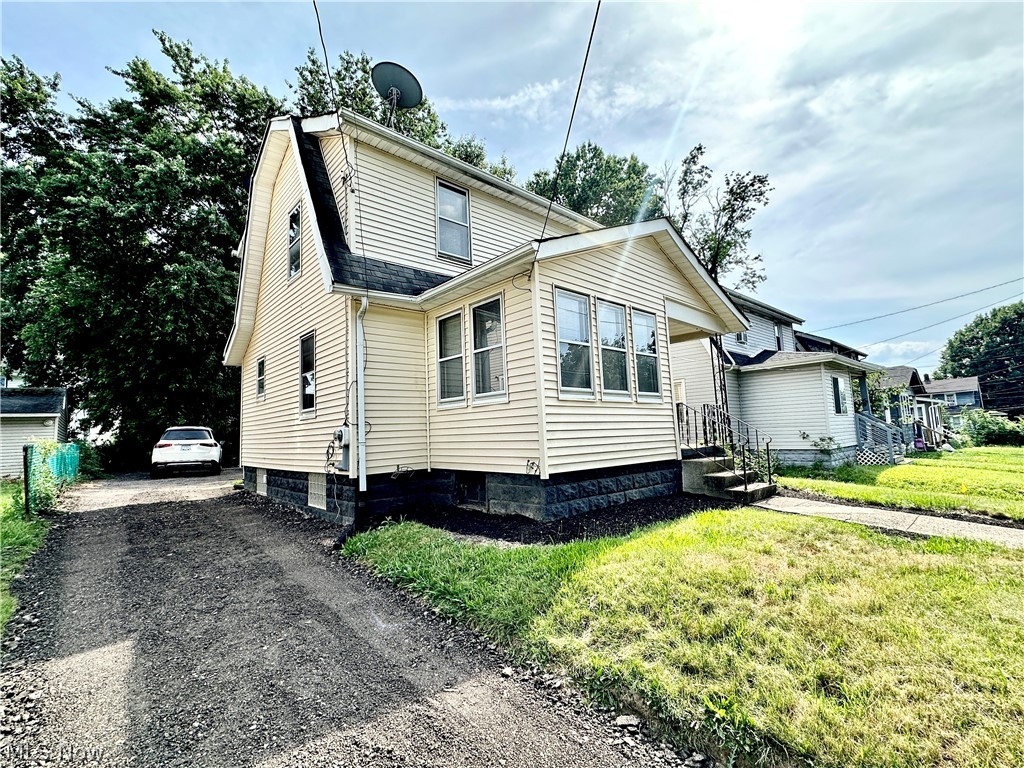 712 Lovers Lane Akron OH 44306