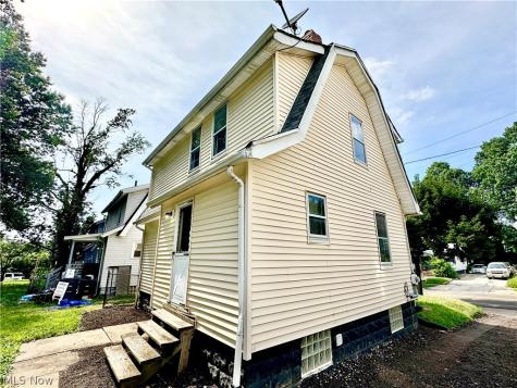 712 Lovers Lane Akron OH 44306