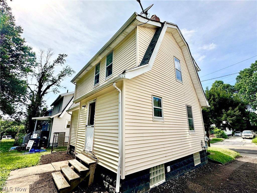 712 Lovers Lane Akron OH 44306