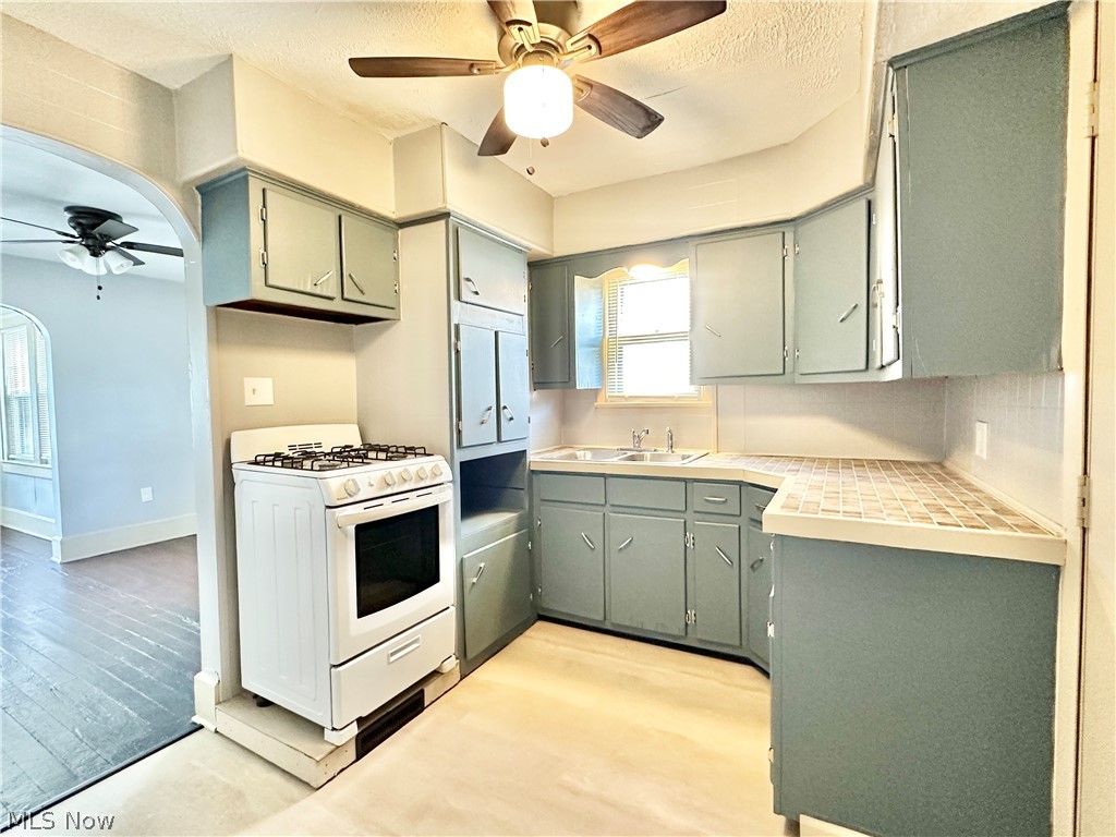 712 Lovers Lane Akron OH 44306