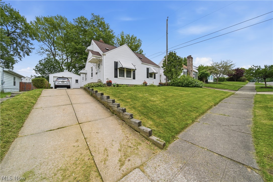 1585 Thornapple Avenue Akron OH 44301