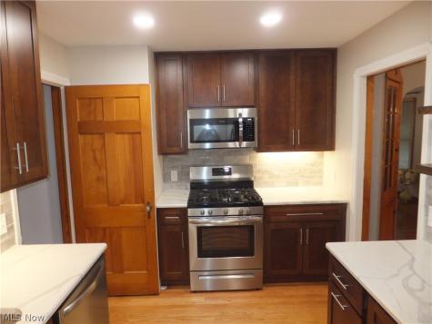 6102 Orchard Grove Avenue Cleveland OH 44144