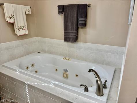 246 Syracuse Court Elyria OH 44035