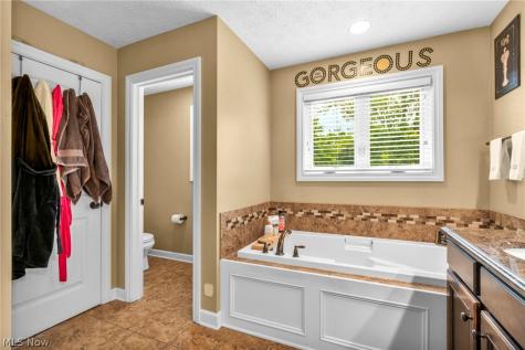 8006 Dovegate Circle Mentor OH 44060