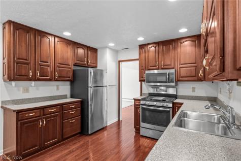 16385 Glendale Avenue Strongsville OH 44136