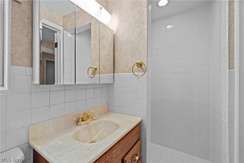 16385 Glendale Avenue Strongsville OH 44136