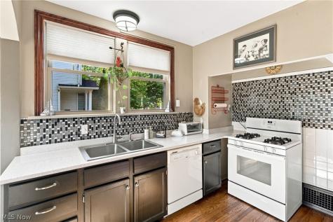 895 Richmond Road Lyndhurst OH 44124