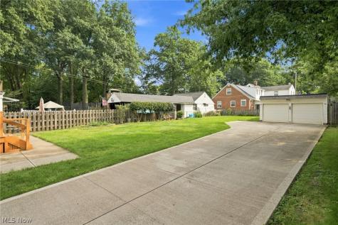 895 Richmond Road Lyndhurst OH 44124