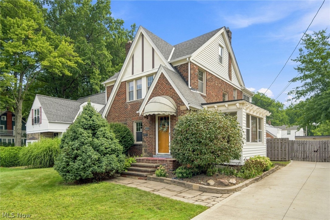 895 Richmond Road Lyndhurst OH 44124