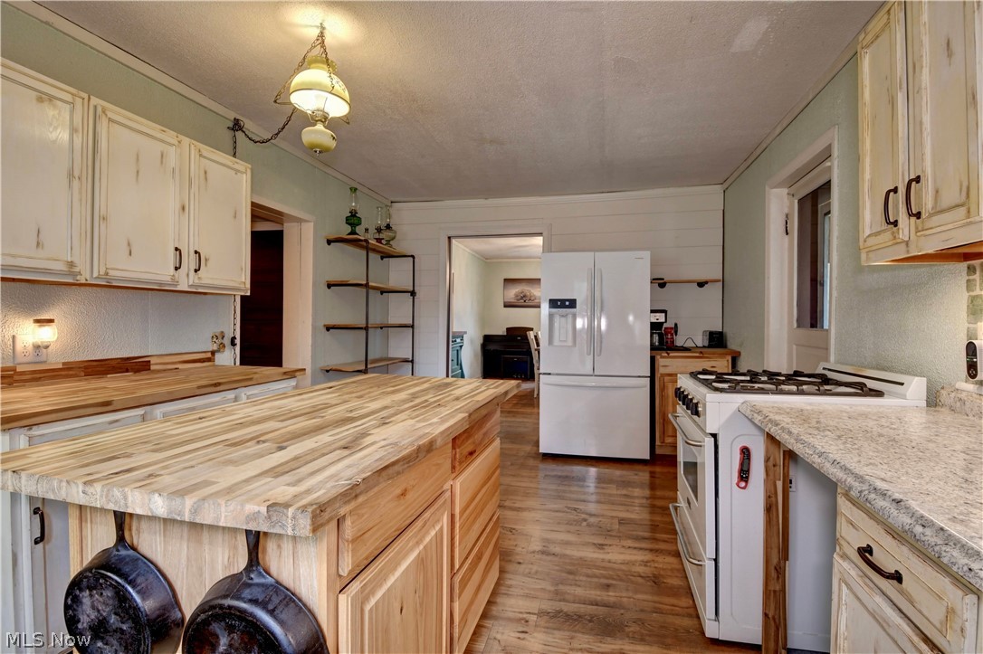 1279 Fox Avenue SE Paris OH 44669