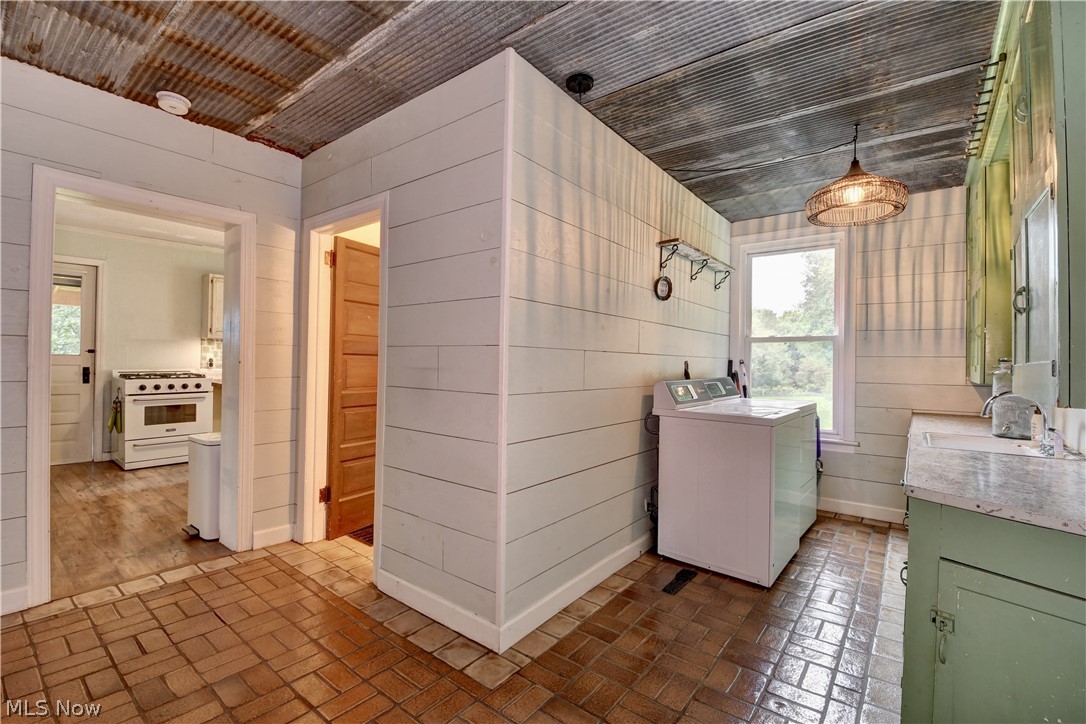 1279 Fox Avenue SE Paris OH 44669