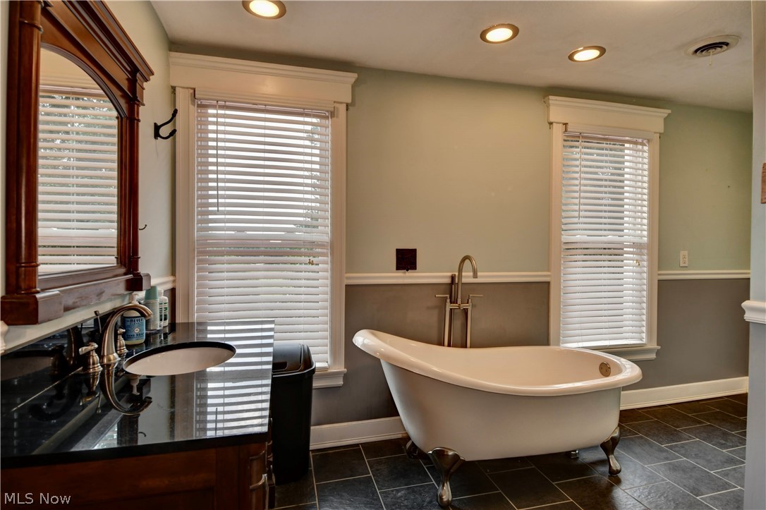 1279 Fox Avenue SE Paris OH 44669