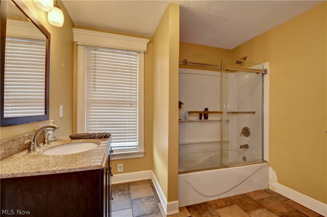 1279 Fox Avenue SE Paris OH 44669