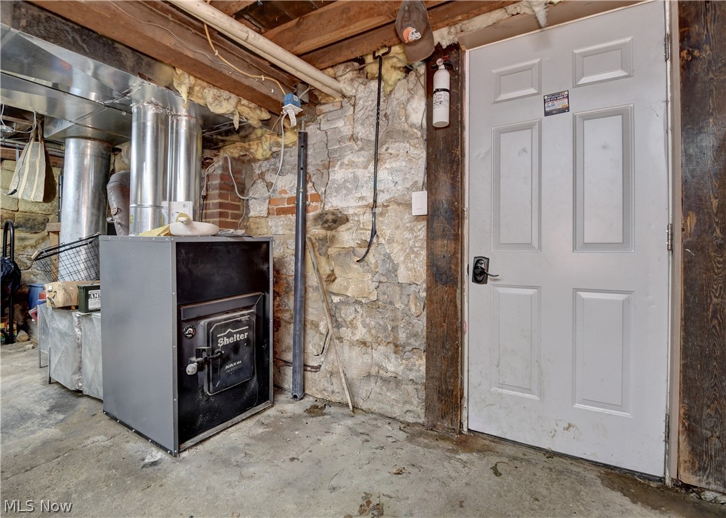 1279 Fox Avenue SE Paris OH 44669