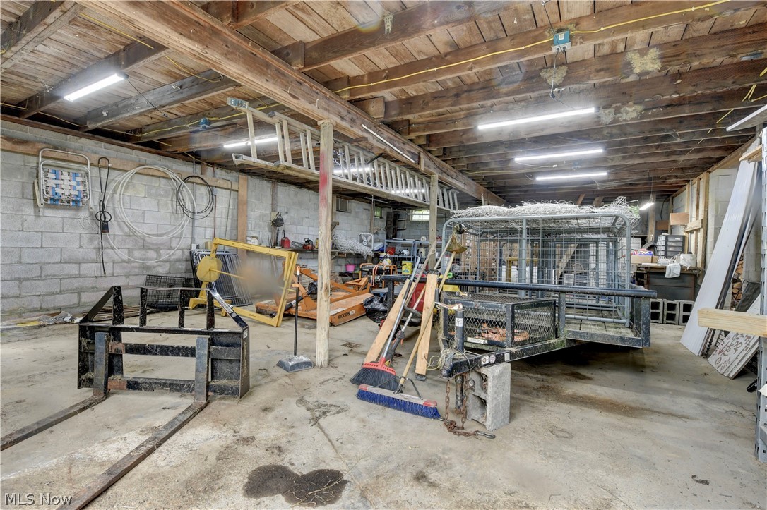 1279 Fox Avenue SE Paris OH 44669