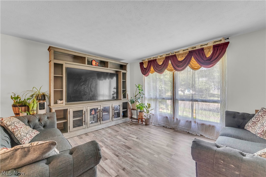 596 Eric Drive Akron OH 44305