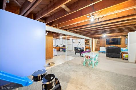 1908 Wallace Lane Lorain OH 44053