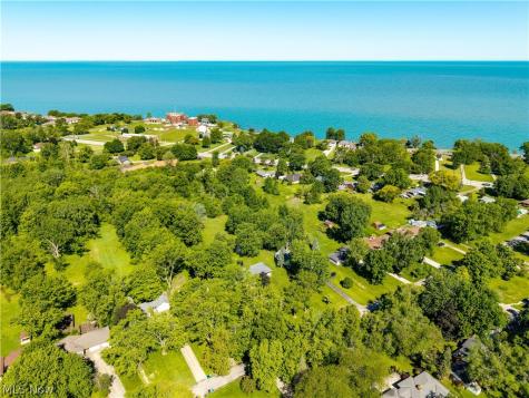 1908 Wallace Lane Lorain OH 44053