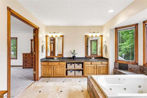 8449 Settlers Passage Brecksville OH 44141