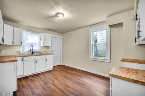 9013 Kempton Avenue Cleveland OH 44108