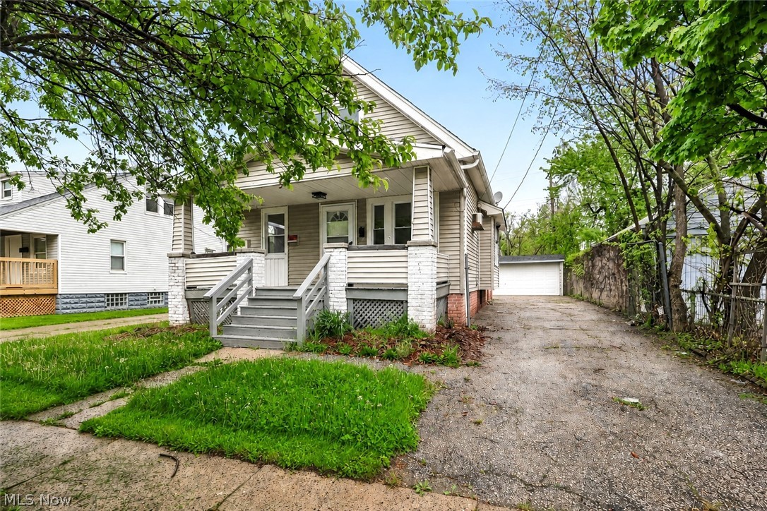19901 Pawnee Avenue Cleveland OH 44119