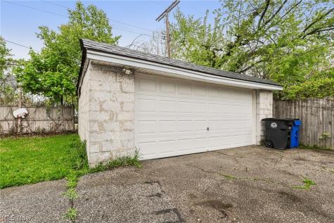 19901 Pawnee Avenue Cleveland OH 44119