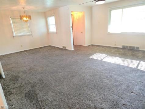 976 N Pasadena Avenue Elyria OH 44035